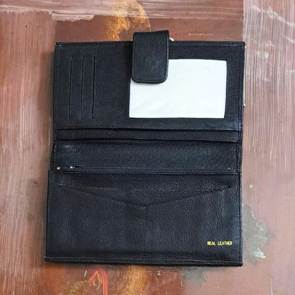 Heys Genuine Leather Made in Canada Medium - Picture 4 of 5